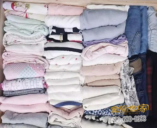 總說我的衣服亂堆，那你倒是給我又大又實用的衣柜呀！